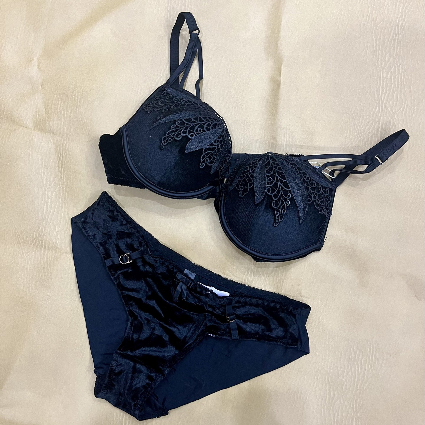 Luxe Petal Lace bra & Panty Set .