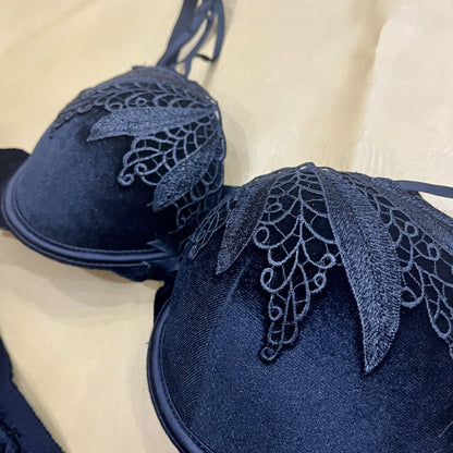 Luxe Petal Lace bra & Panty Set .