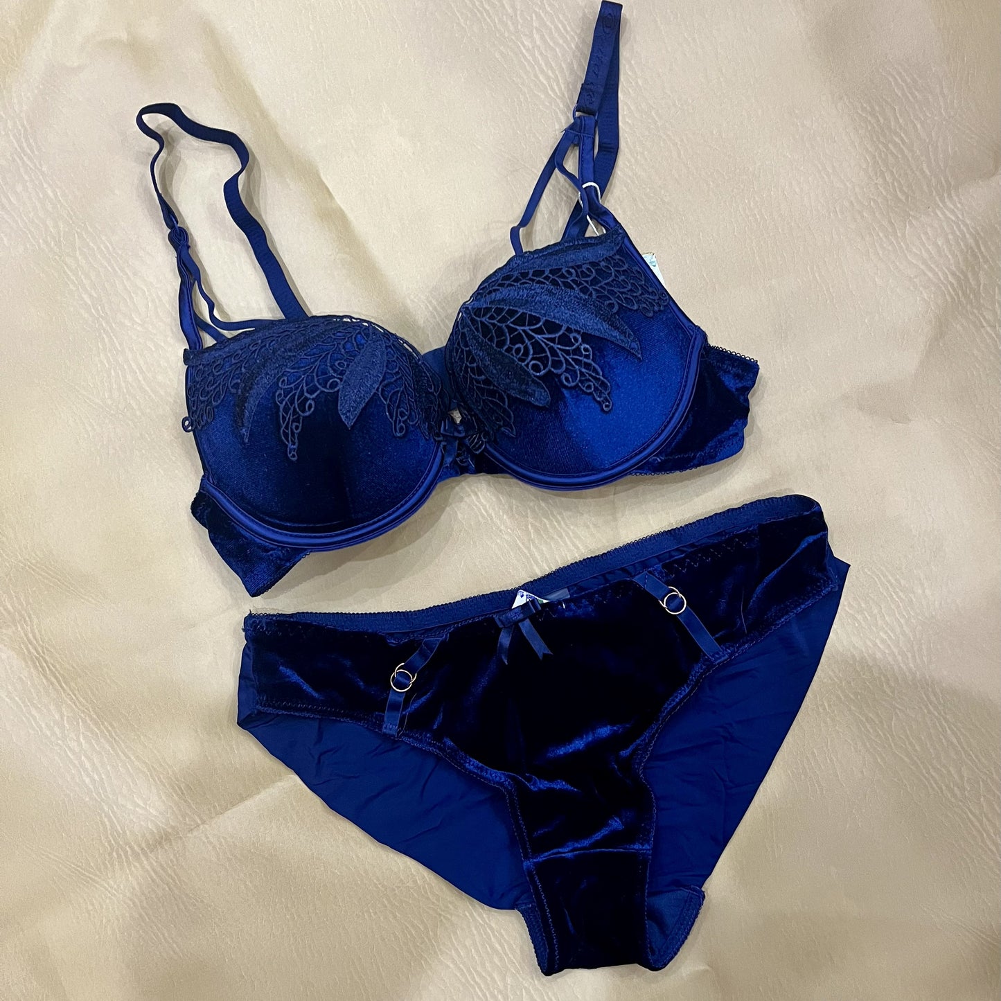 Luxe Petal Lace bra & Panty Set .