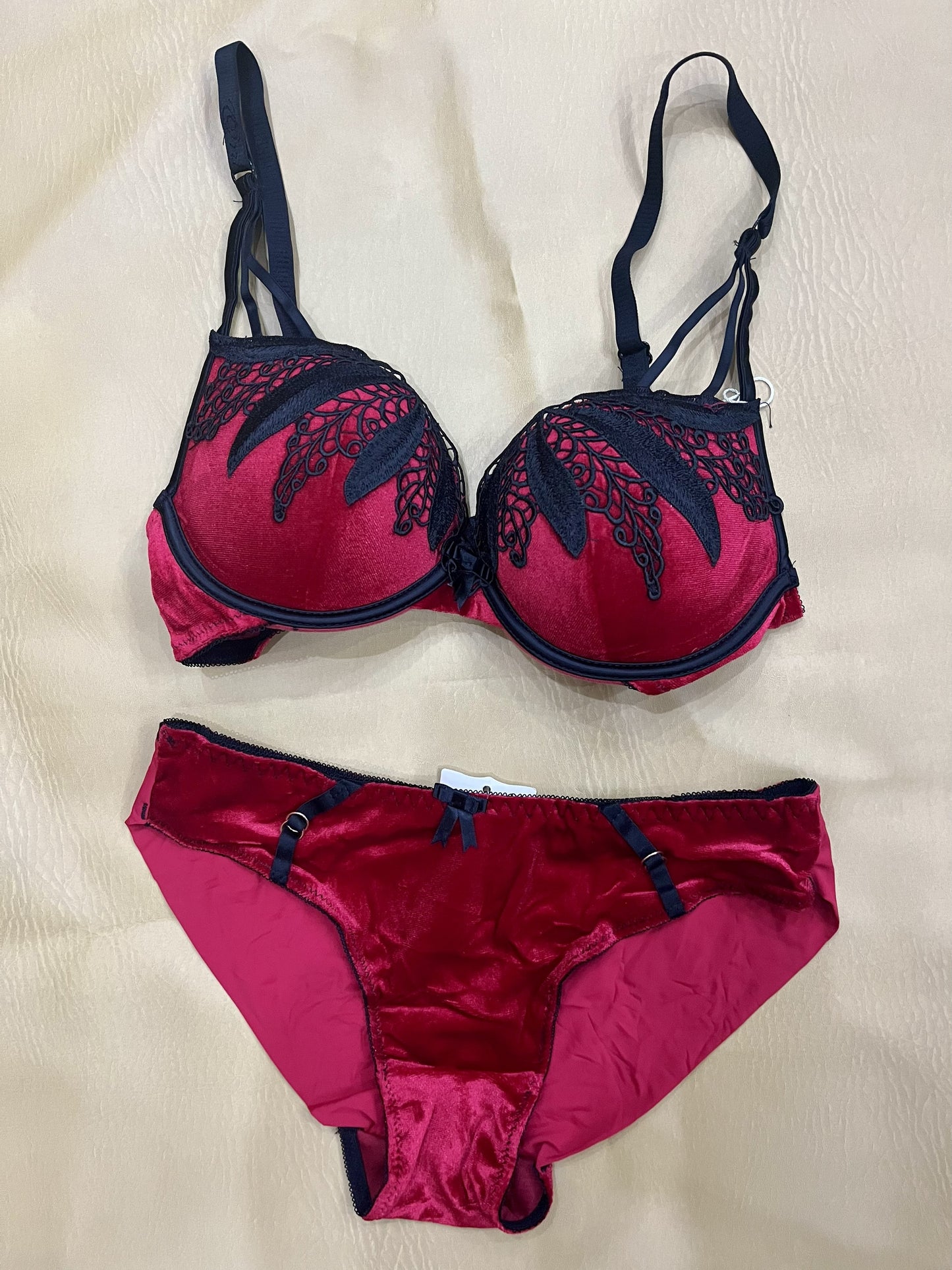 Luxe Petal Lace bra & Panty Set .