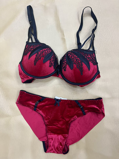 Luxe Petal Lace bra & Panty Set .