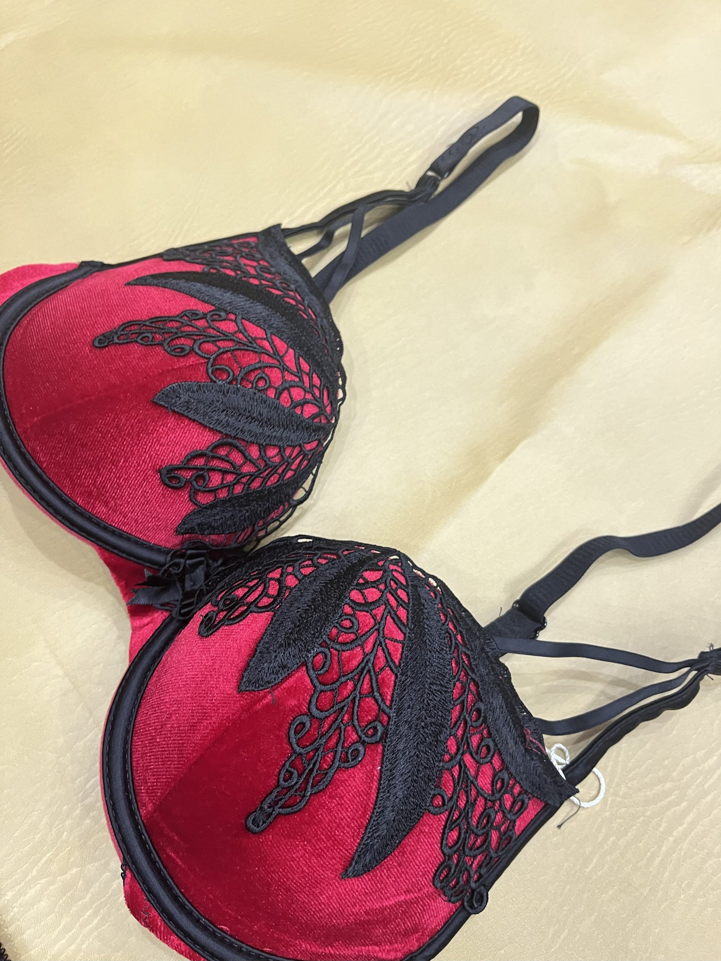 Luxe Petal Lace bra & Panty Set .